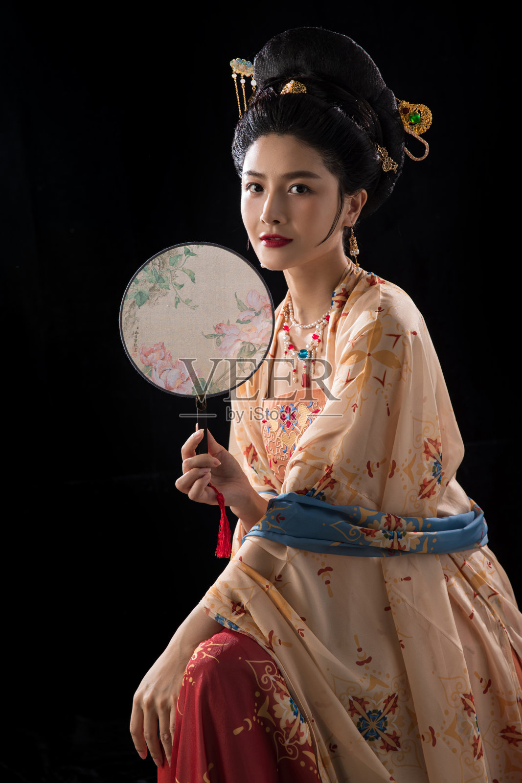 拿着扇子的古装美女肖像照片摄影图片