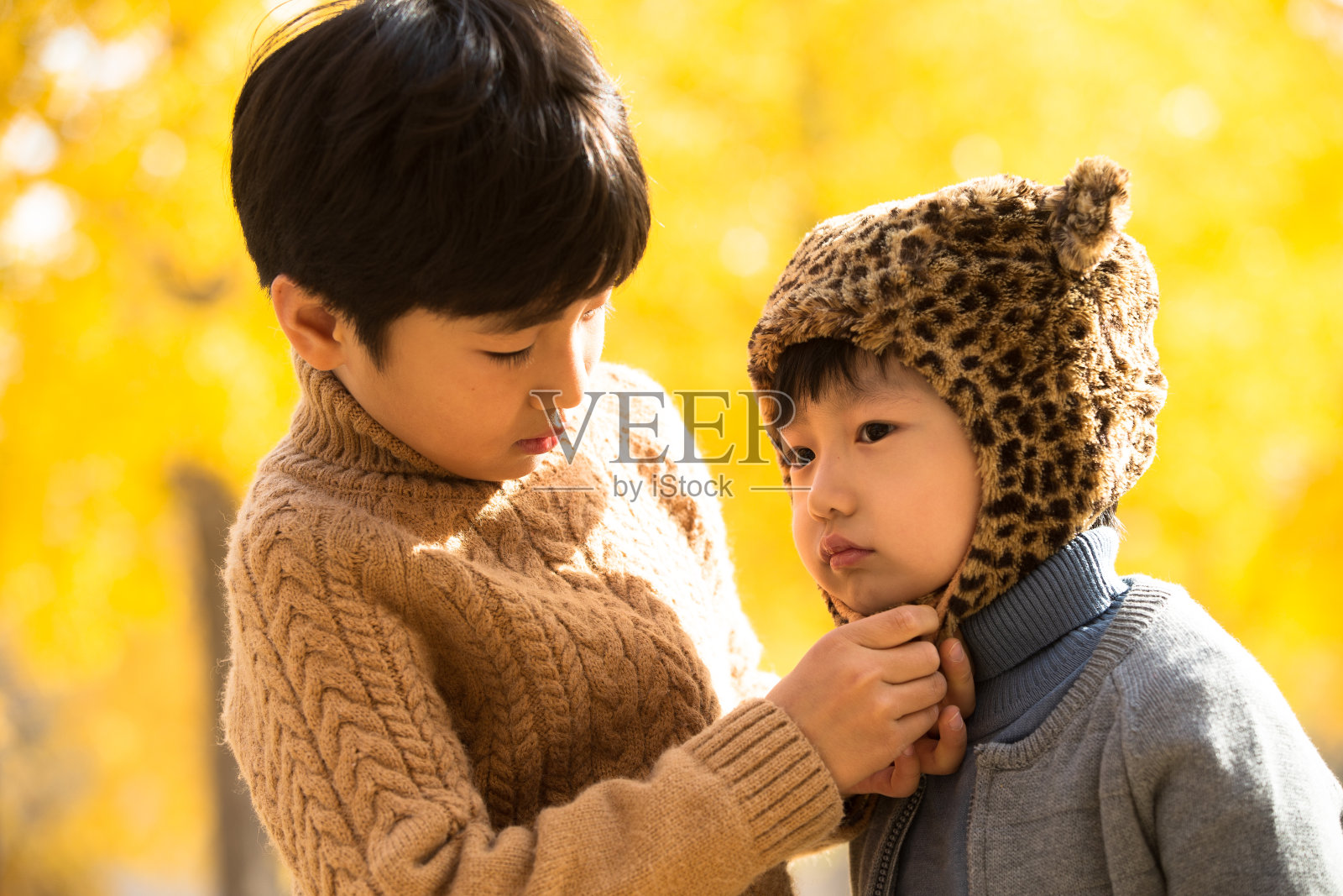 两个男孩在户外照片摄影图片