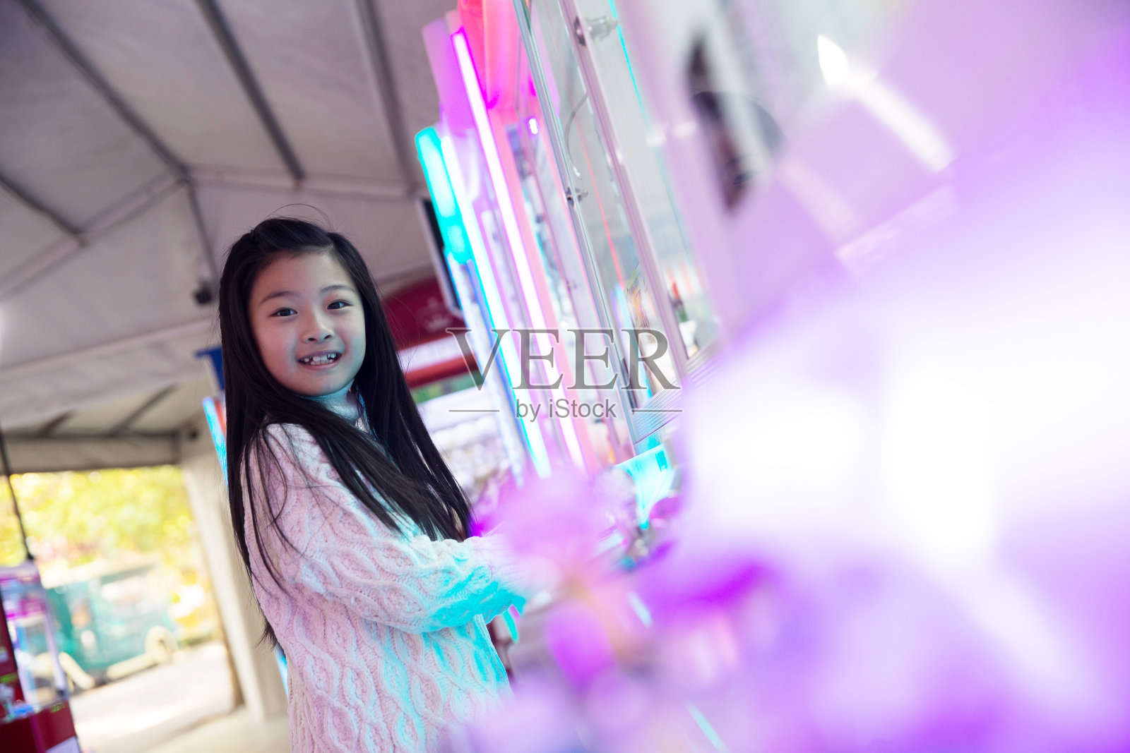 可爱的女孩在游戏厅玩耍照片摄影图片