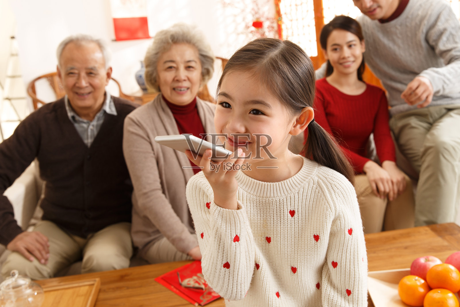快乐小女孩过年打电话照片摄影图片