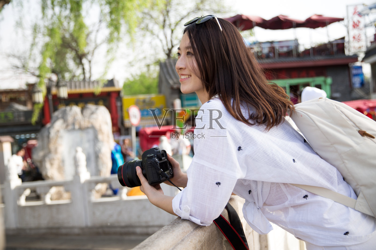 快乐女孩旅行照片摄影图片