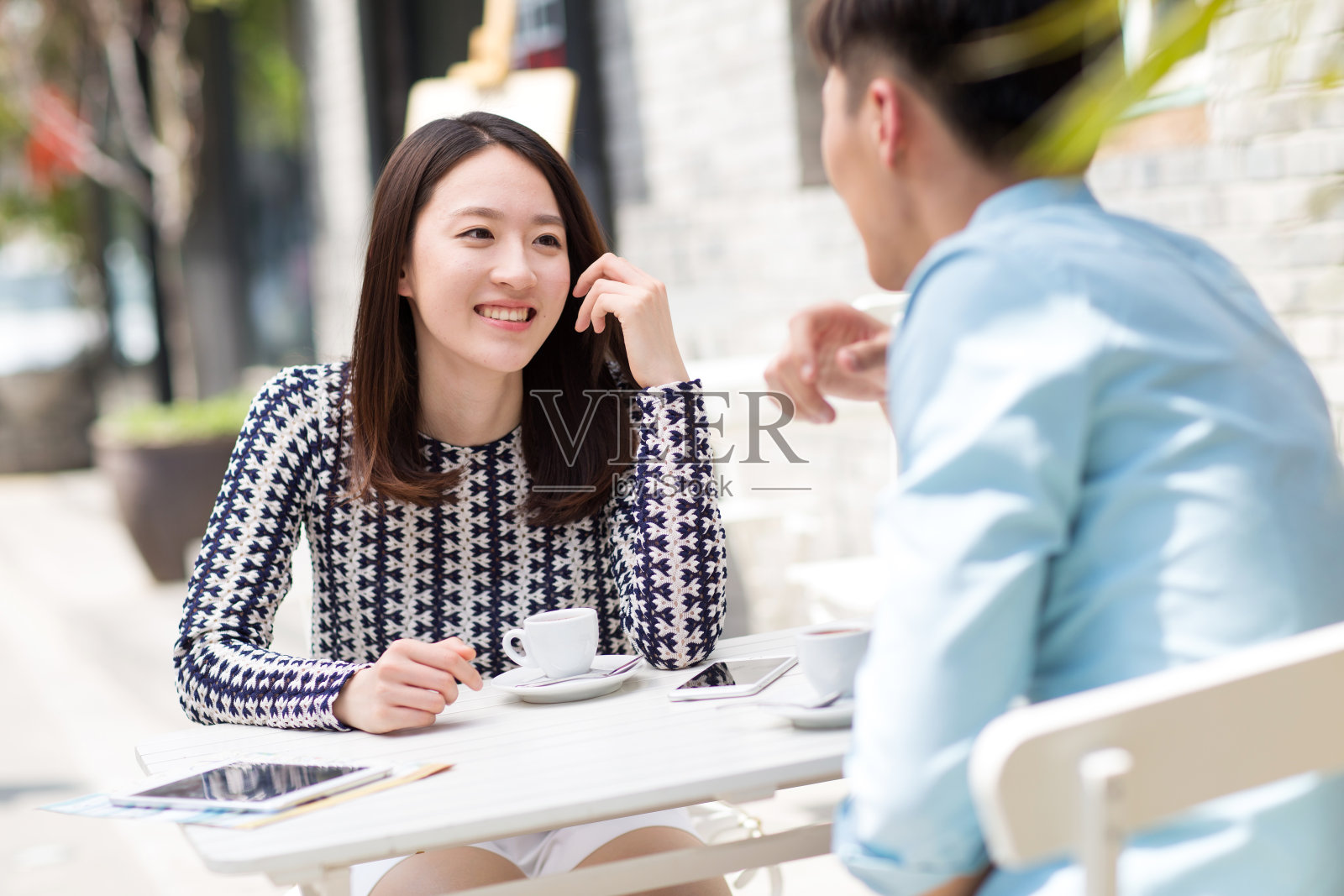 青年情侣坐在咖啡馆里照片摄影图片