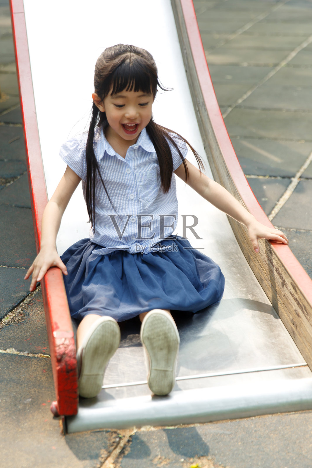 小女孩滑滑梯照片摄影图片