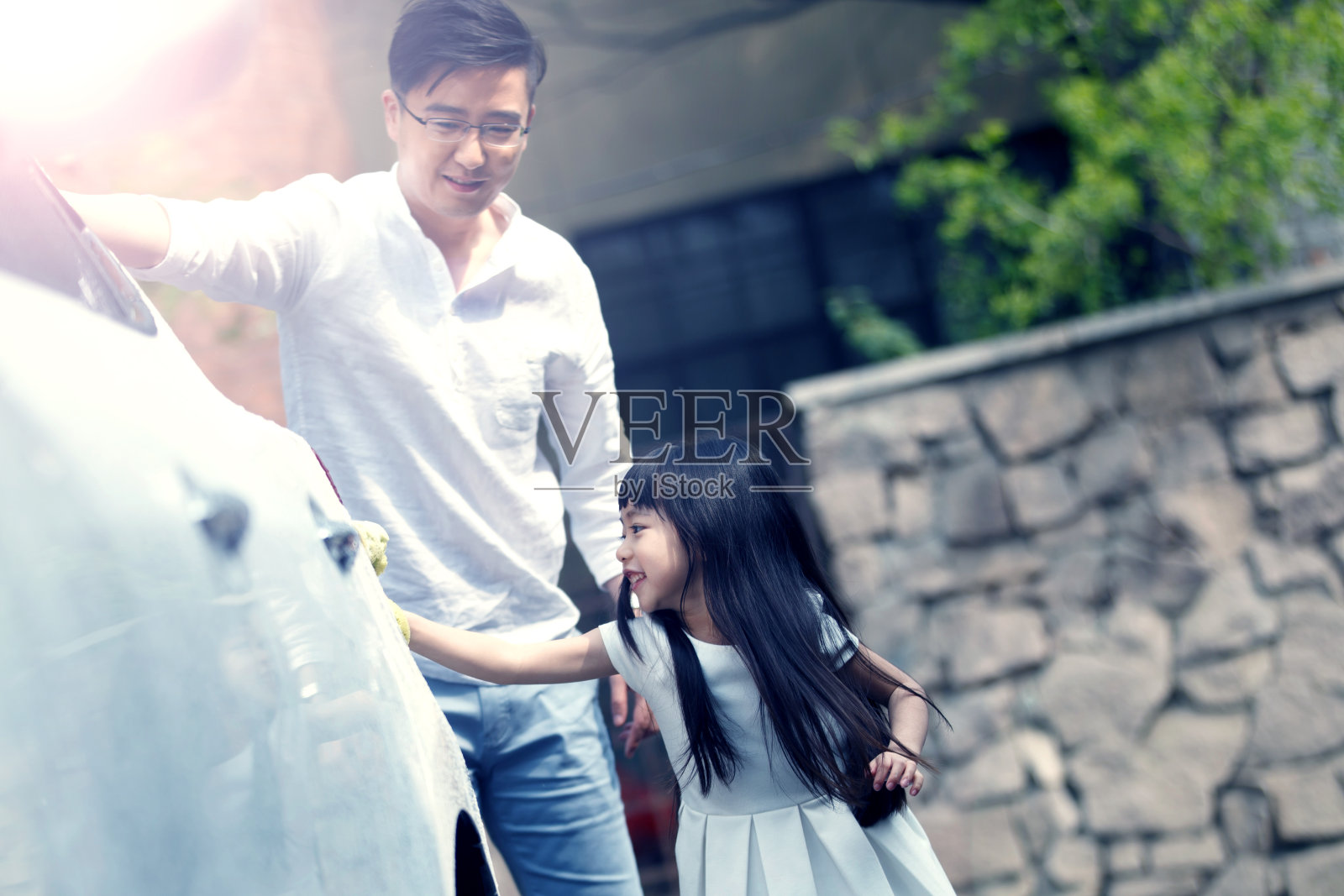 快乐父女擦洗汽车照片摄影图片