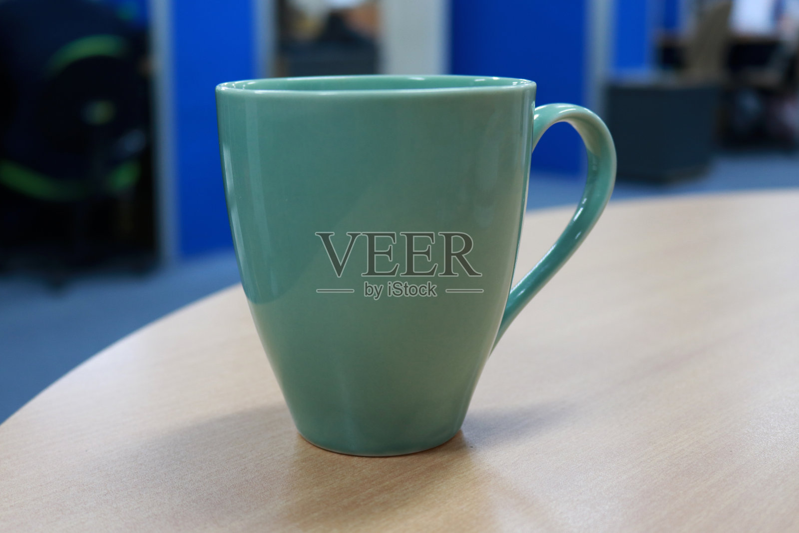 用瓷杯或马克杯盛装热咖啡的照片照片摄影图片