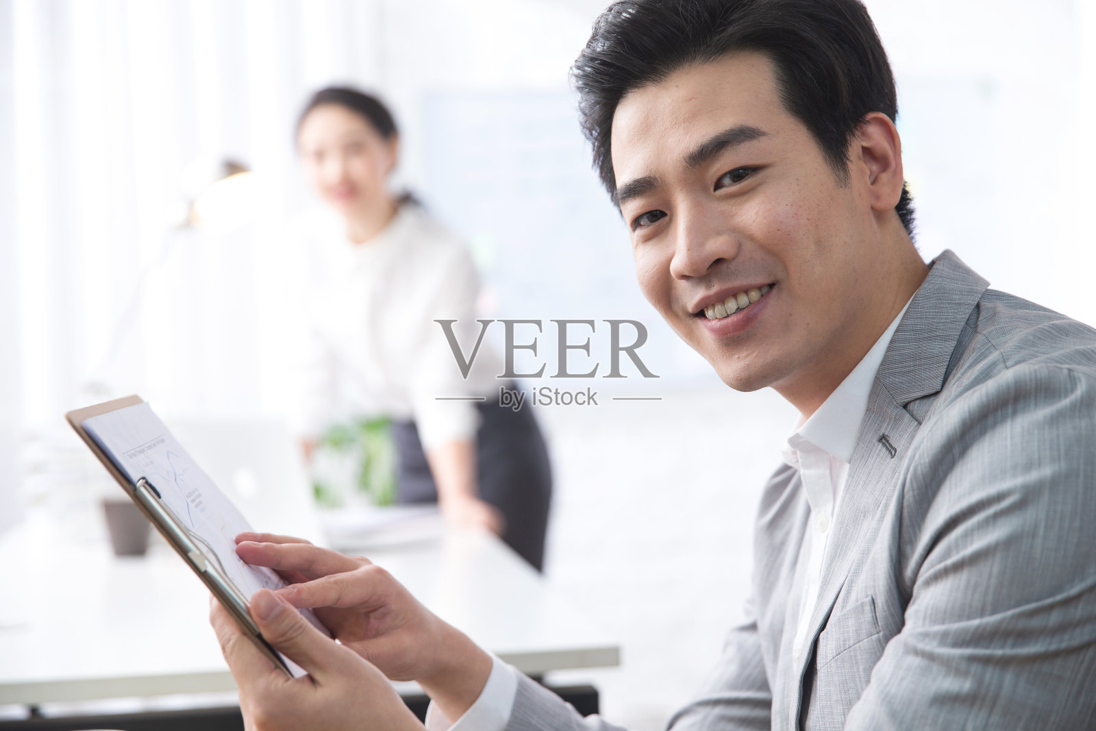 青年商务男女在办公照片摄影图片