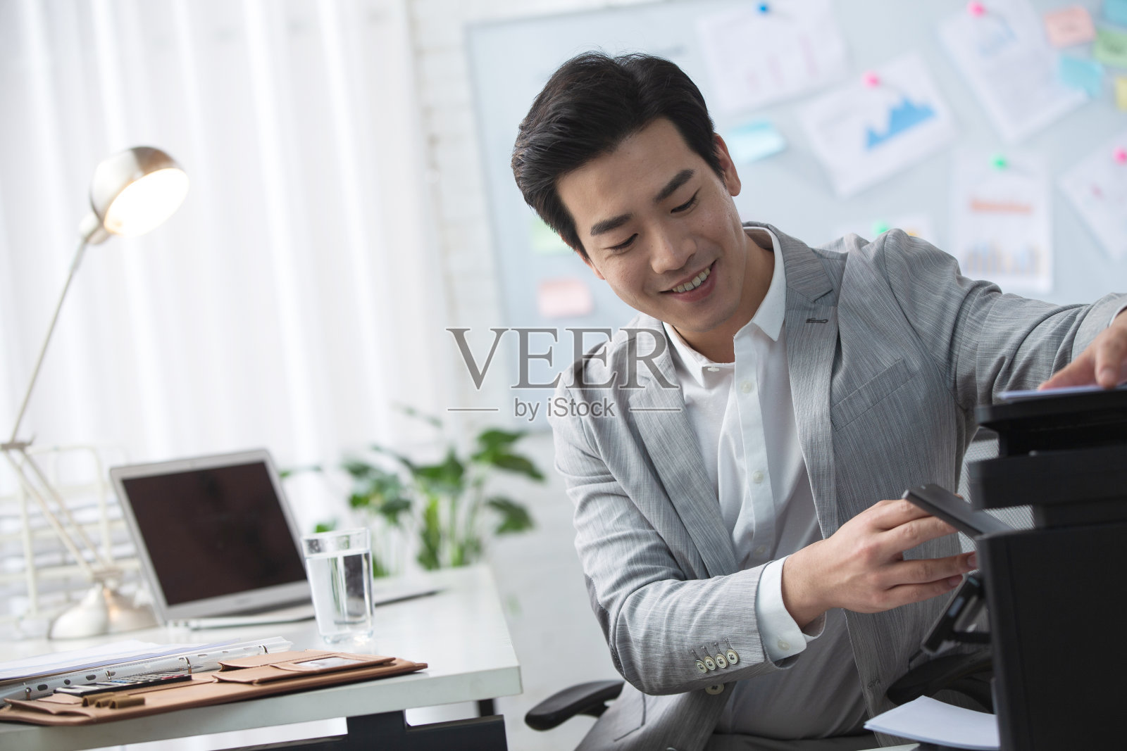 青年商务男人在办公照片摄影图片