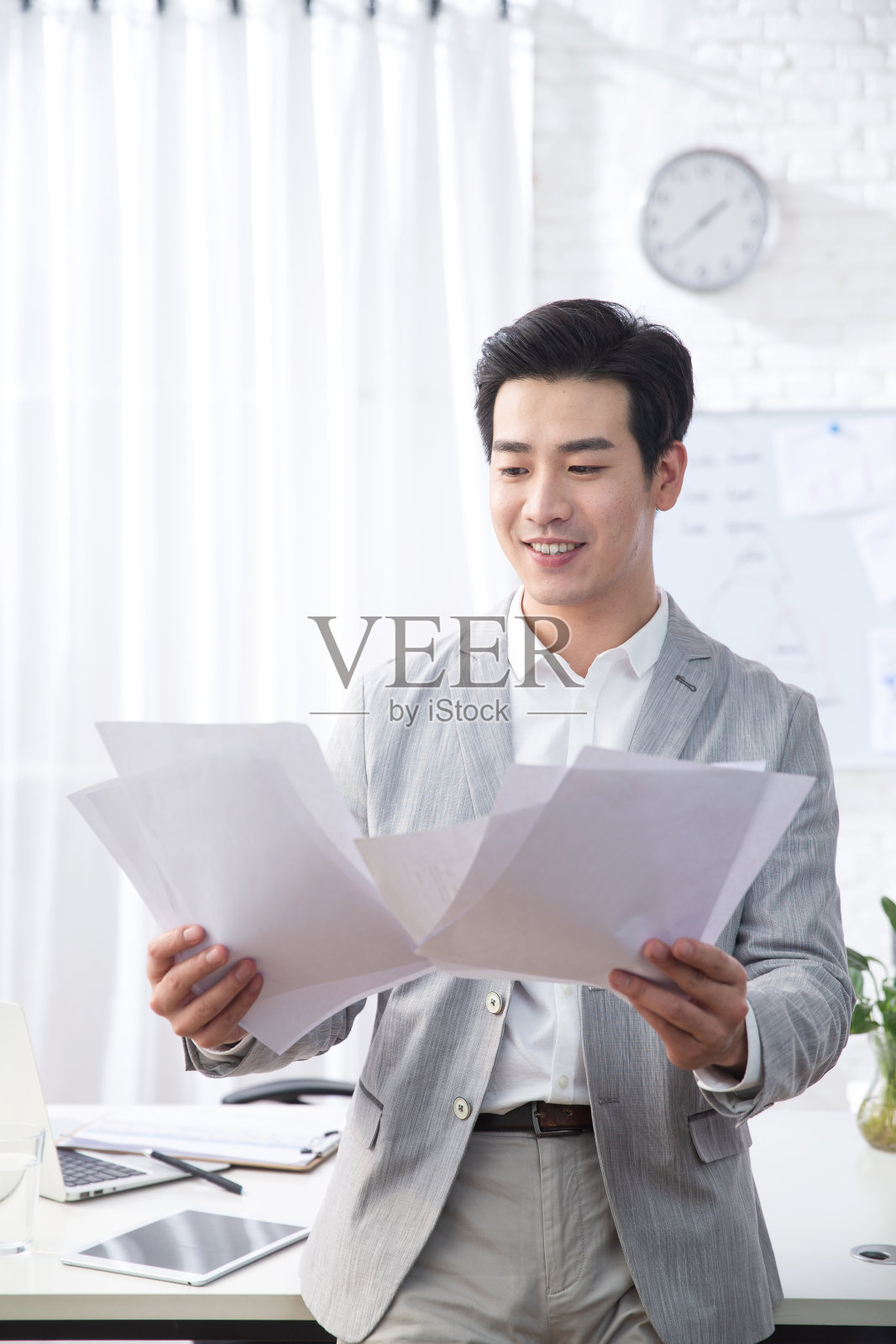 青年商务男人在办公照片摄影图片