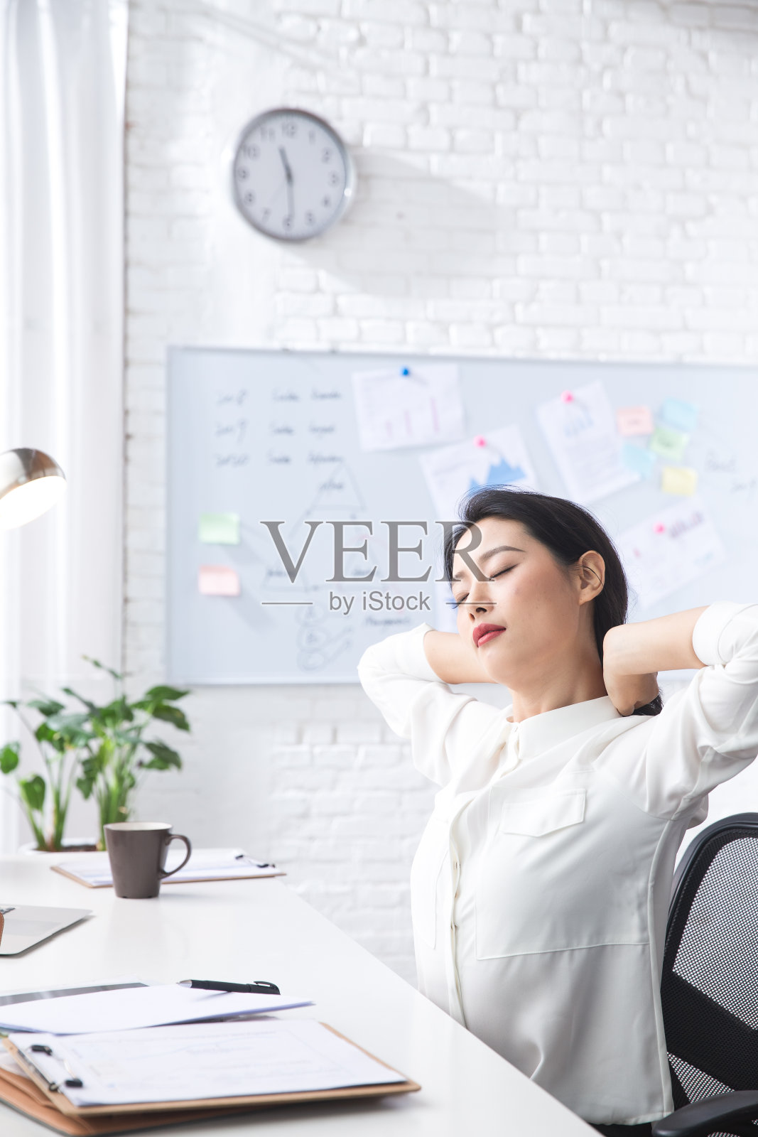 青年商务女人在办公照片摄影图片