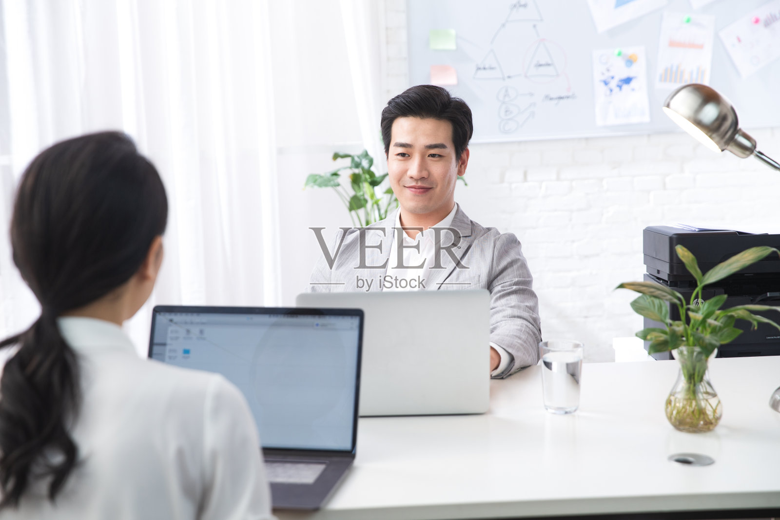 青年商务男女在办公照片摄影图片