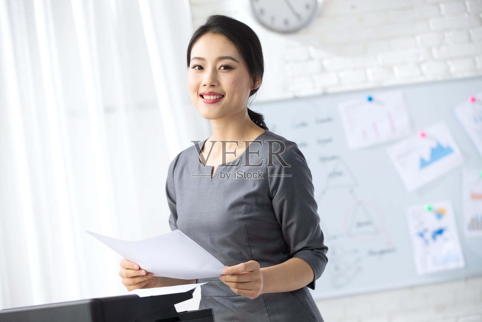 青年商务女人在办公照片摄影图片