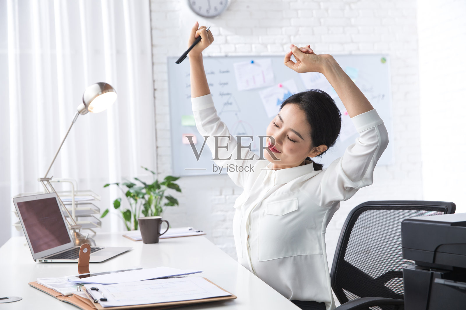 青年商务女人在办公照片摄影图片