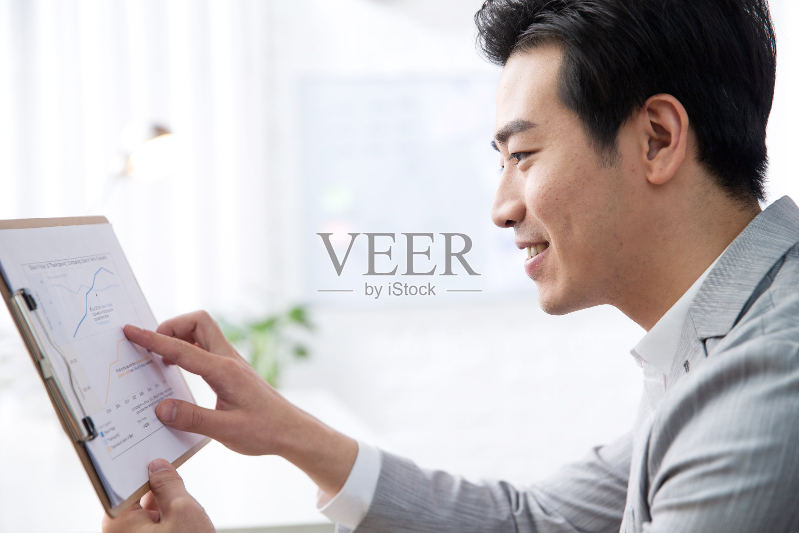 青年商务男人在办公照片摄影图片