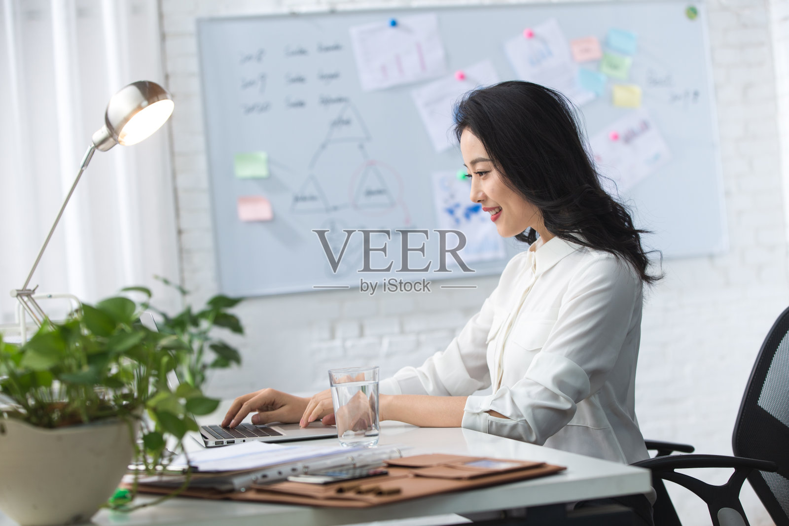 青年商务女人使用笔记本电脑办公照片摄影图片