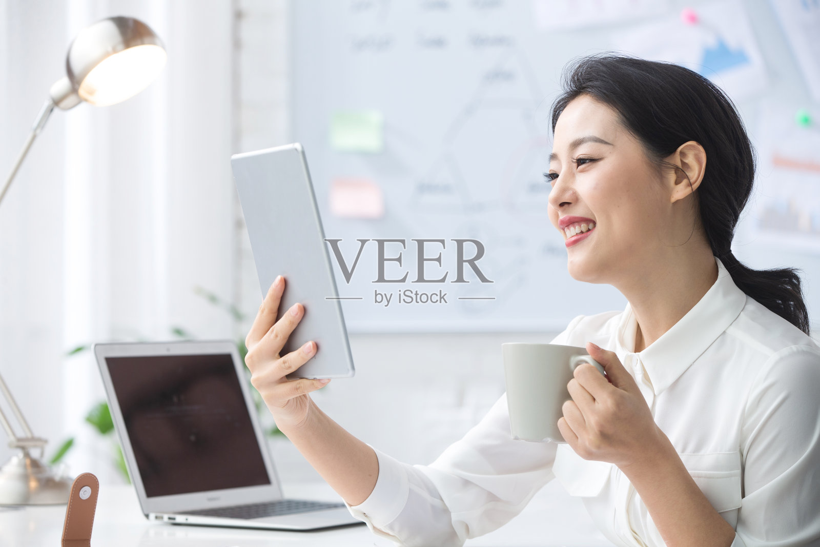 青年商务女人使用平板电脑办公照片摄影图片