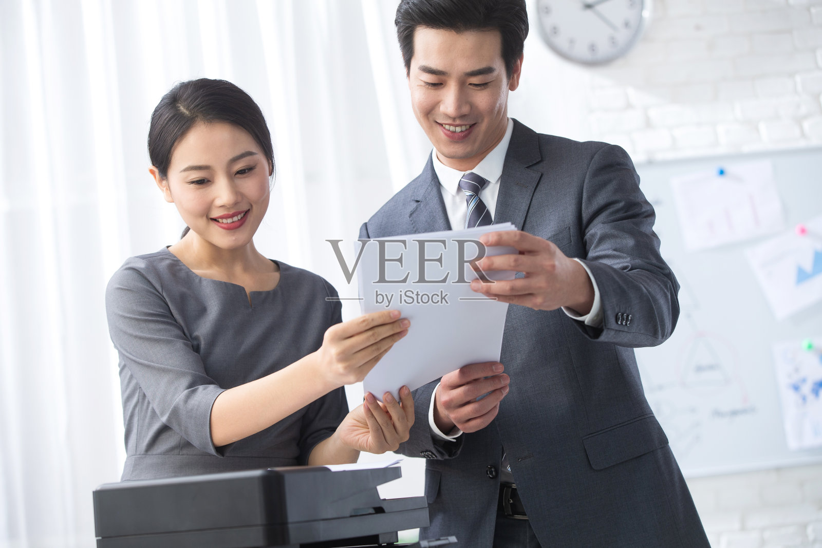 青年商务男女在办公照片摄影图片