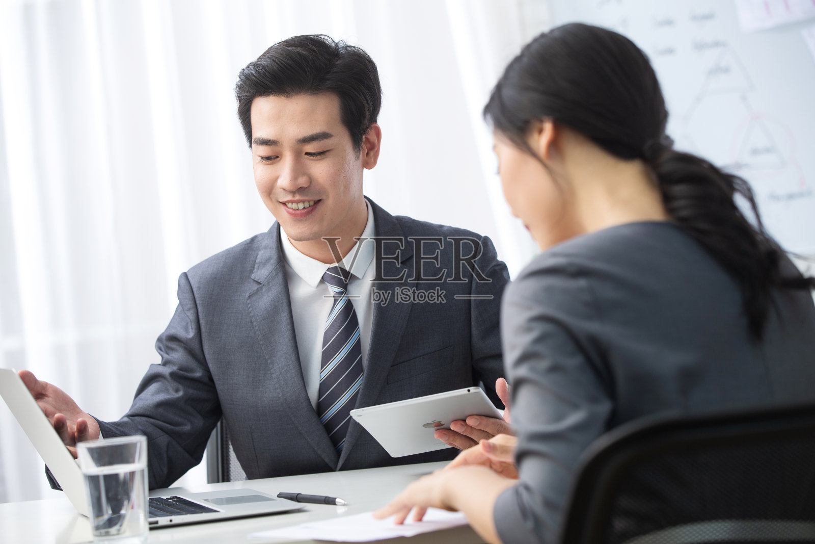 青年商务男女在办公照片摄影图片