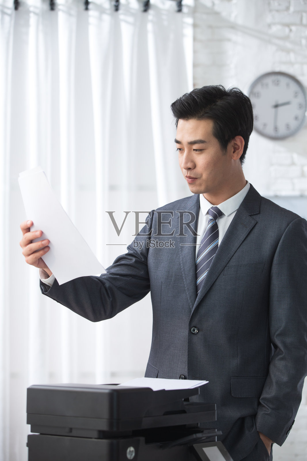 青年商务男人在办公照片摄影图片