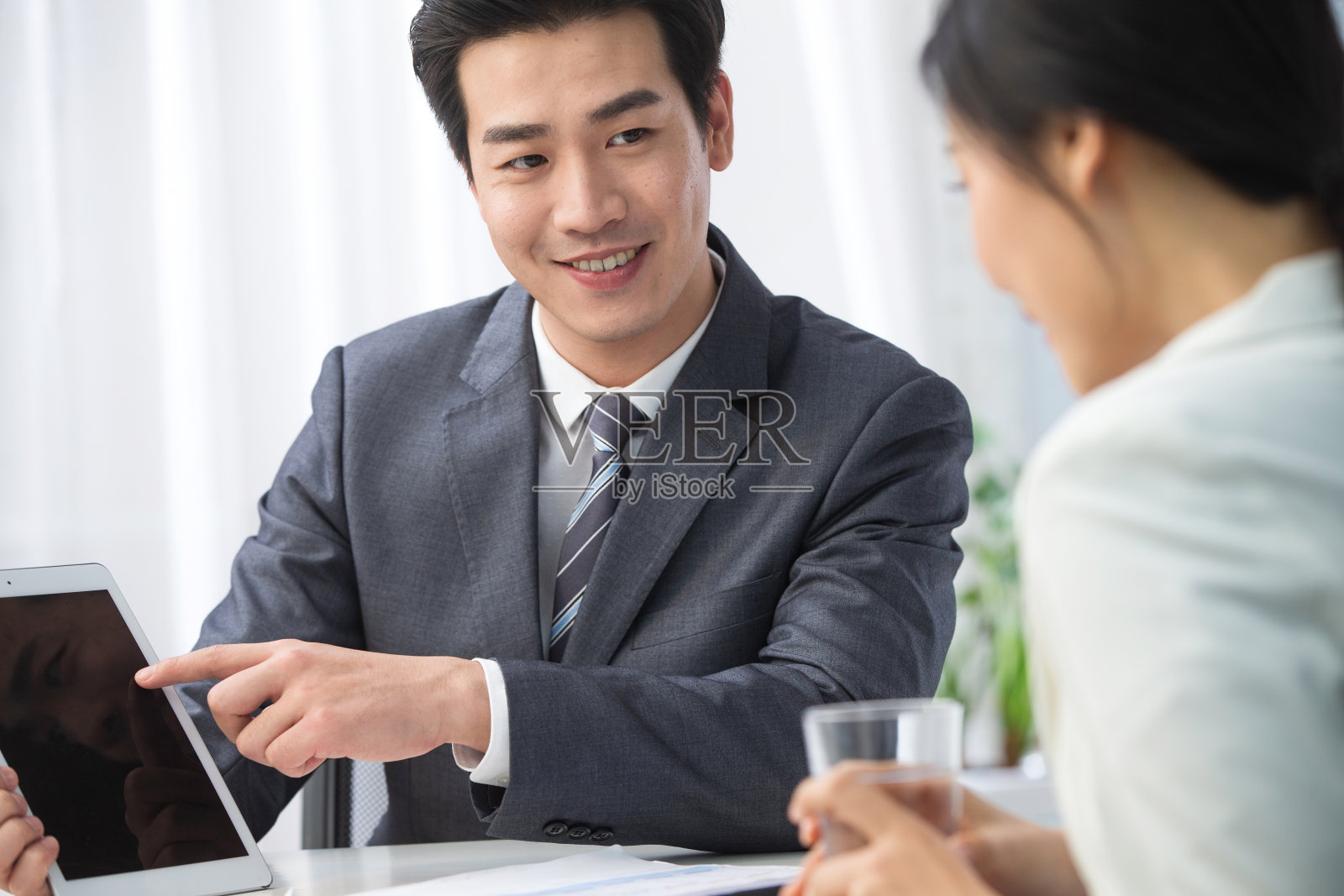 青年商务男女在办公照片摄影图片