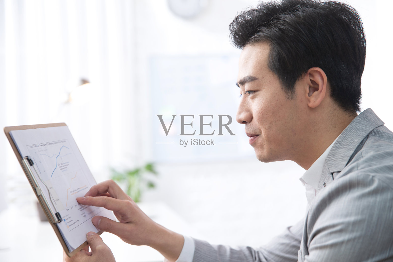 青年商务男人在办公照片摄影图片