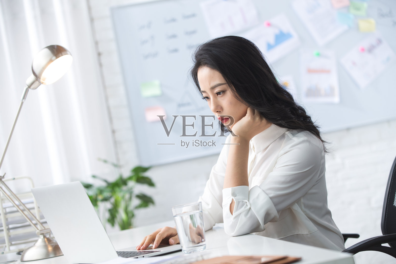 青年商务女人使用笔记本电脑办公照片摄影图片