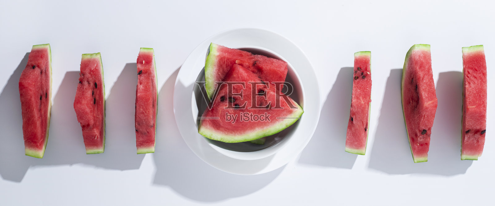 熟透的西瓜片放在白色背景的盘子里。俯视图，平躺。横幅照片摄影图片