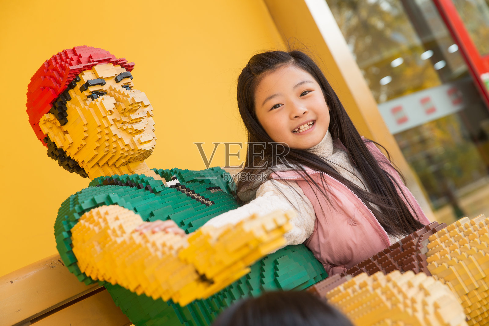 可爱的男孩女孩在户外玩耍照片摄影图片