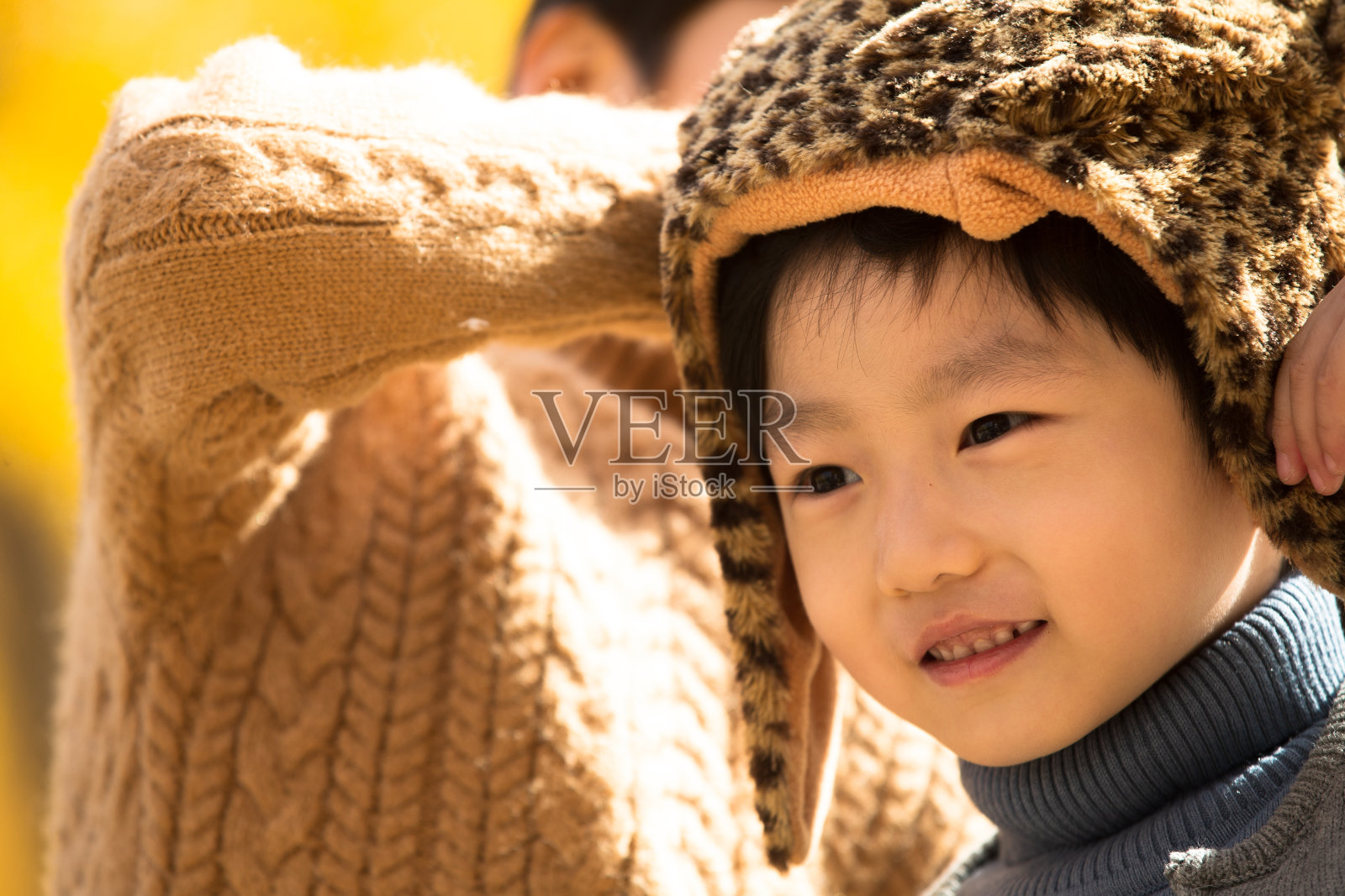 两个男孩在户外照片摄影图片