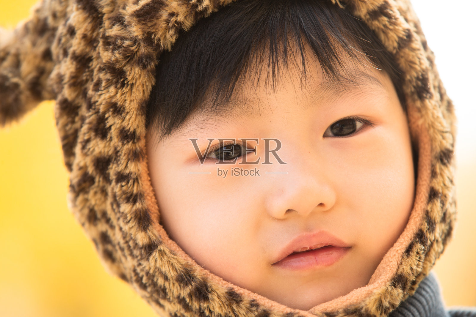 小男孩在户外玩耍照片摄影图片