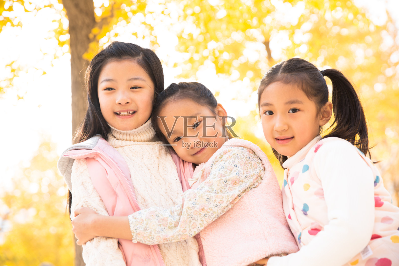 欢乐的小女孩在户外玩耍照片摄影图片