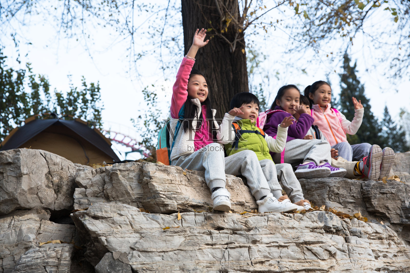 可爱的男孩女孩在户外玩耍照片摄影图片