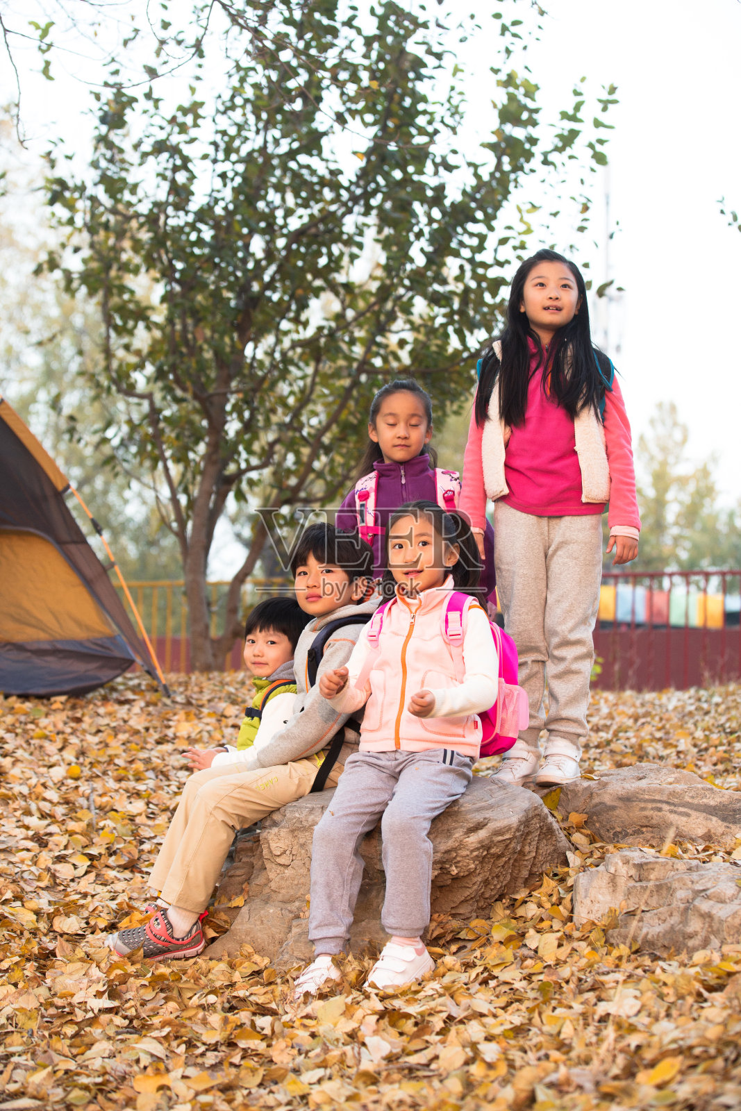 可爱的男孩女孩在户外玩耍照片摄影图片