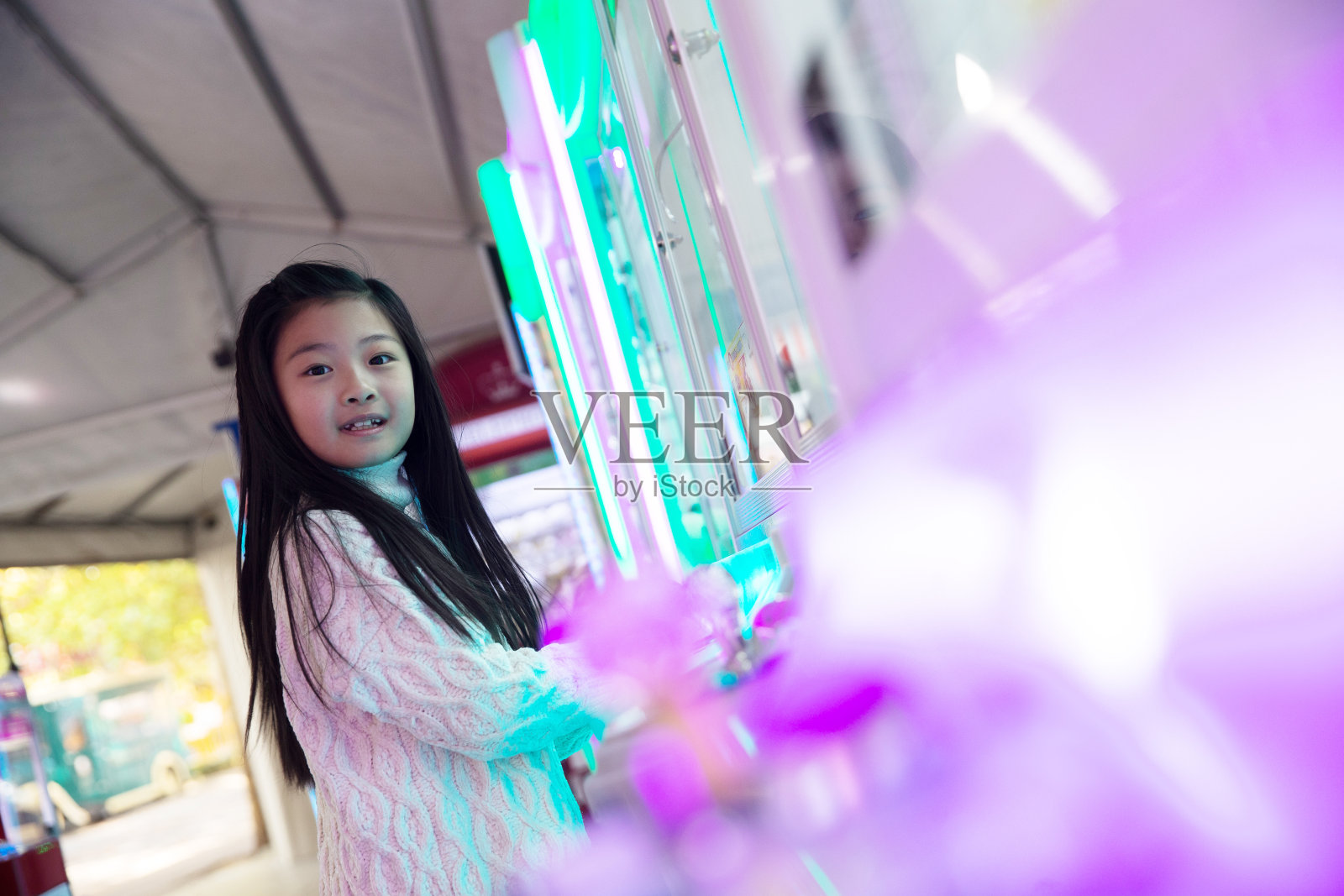 可爱的女孩在游戏厅玩耍照片摄影图片