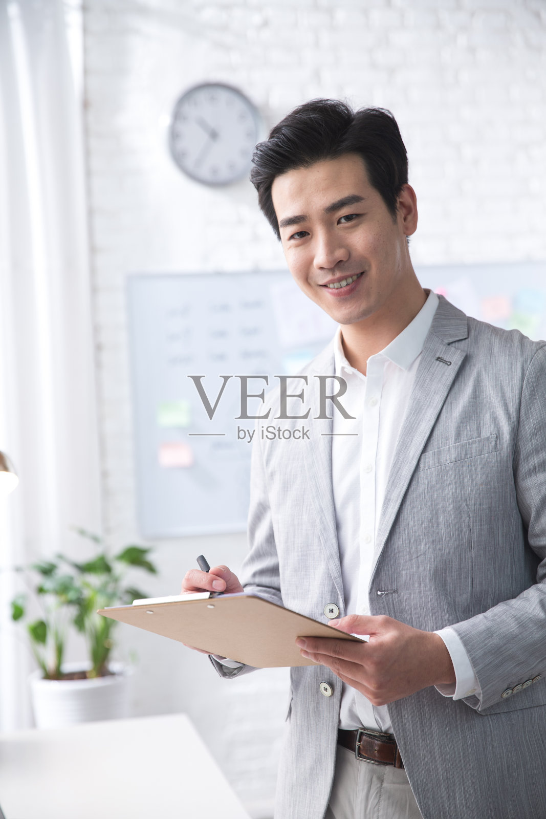 青年商务男人在办公照片摄影图片