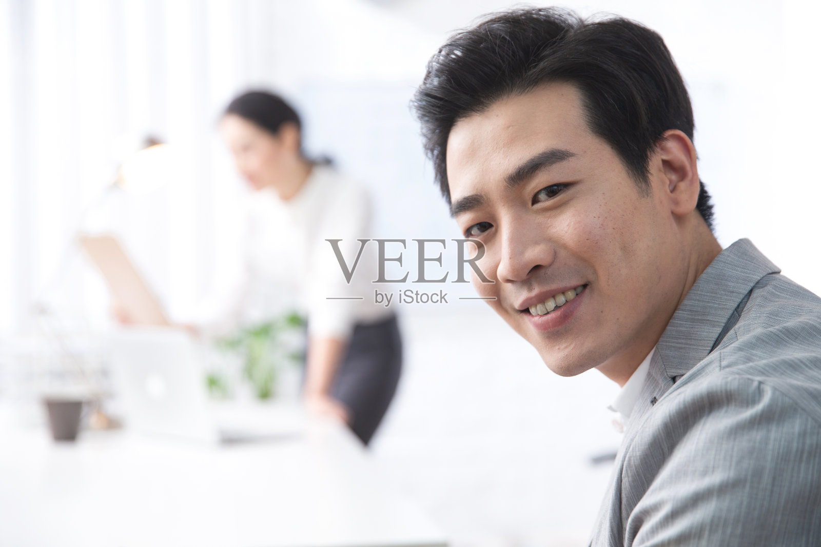 青年商务男女在办公照片摄影图片