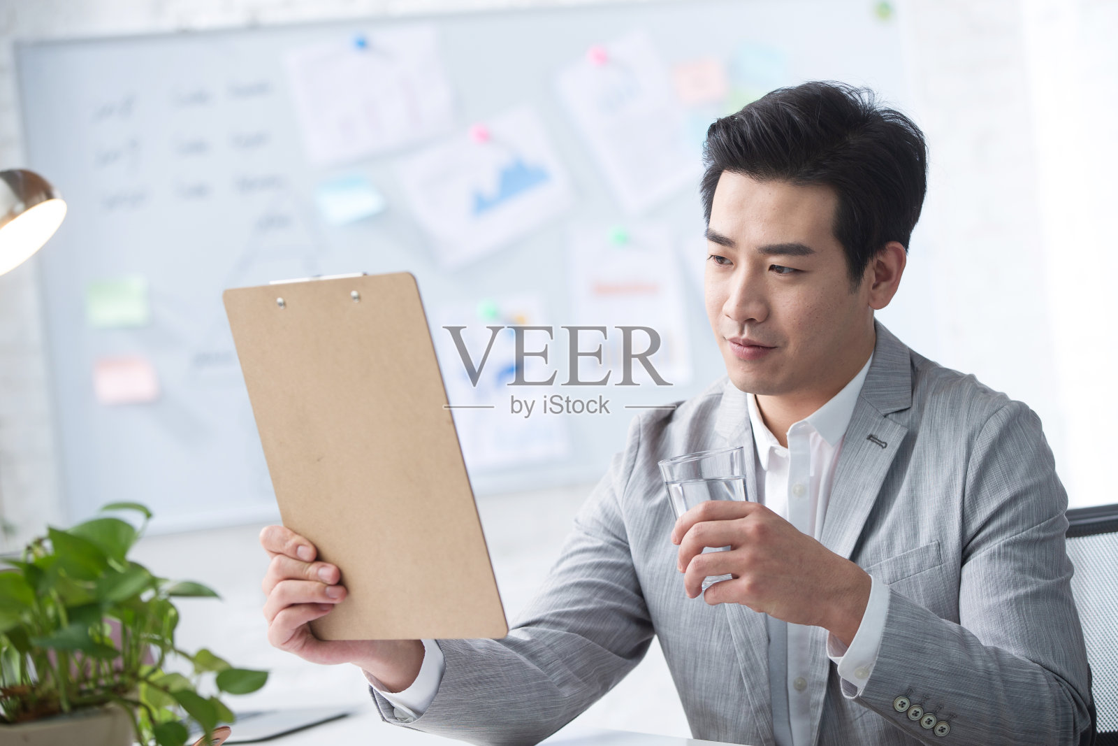 青年商务男人在办公照片摄影图片