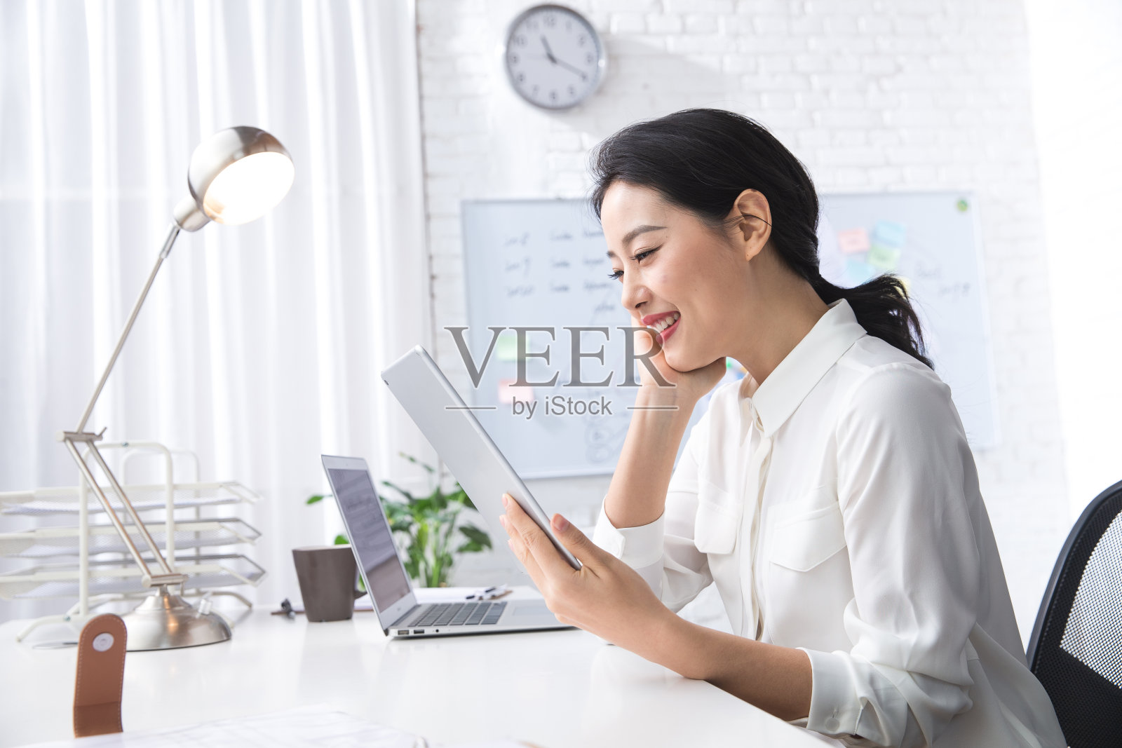 青年商务女人使用平板电脑办公照片摄影图片