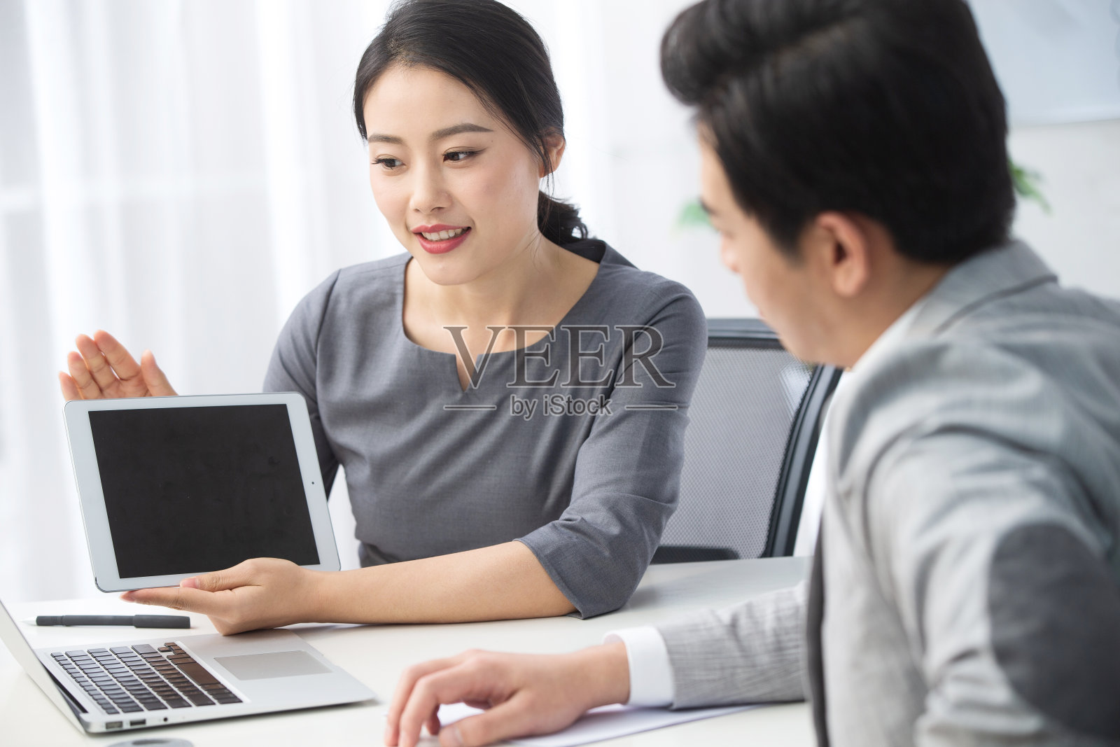 青年商务男女在办公照片摄影图片