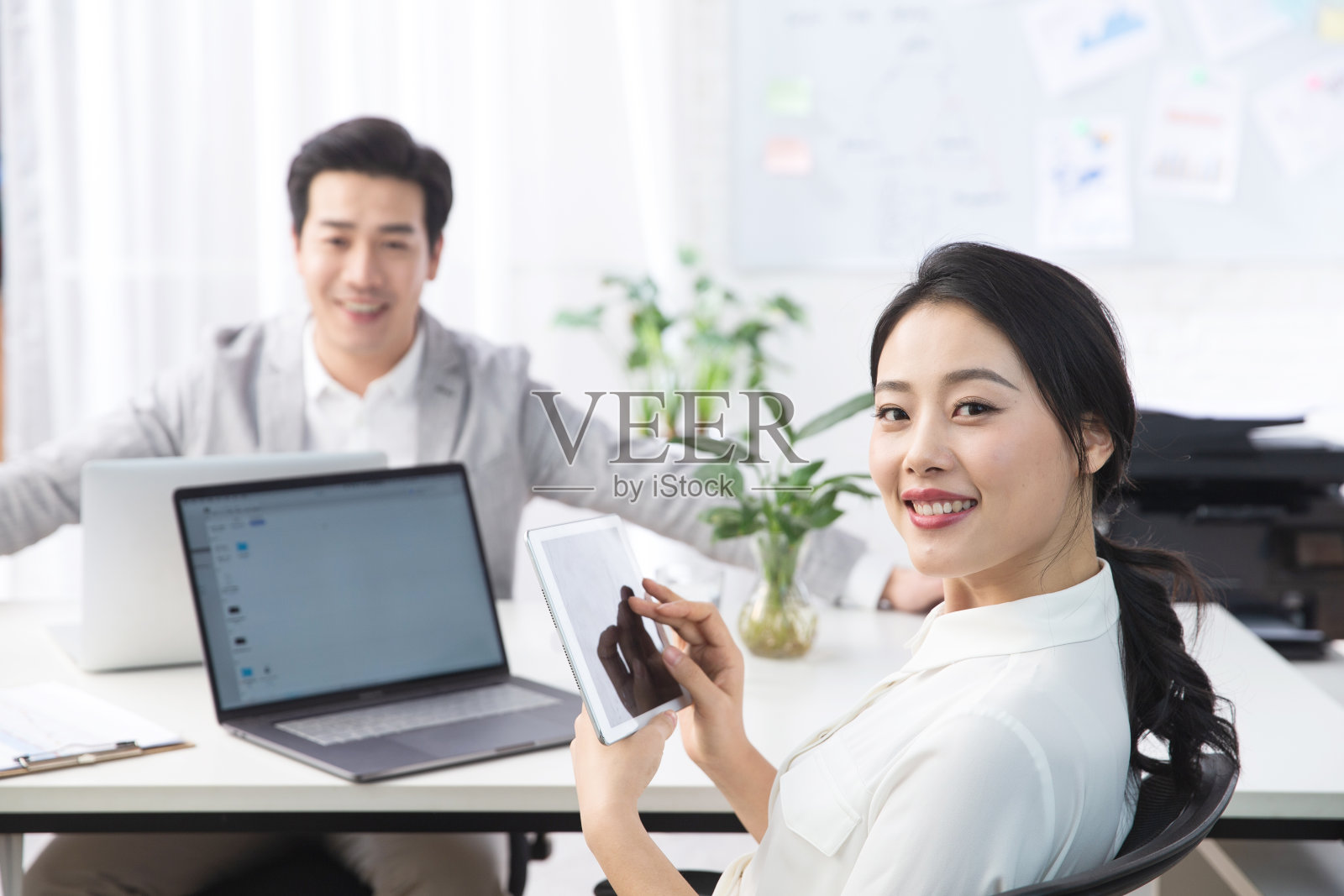 青年商务男女在办公照片摄影图片