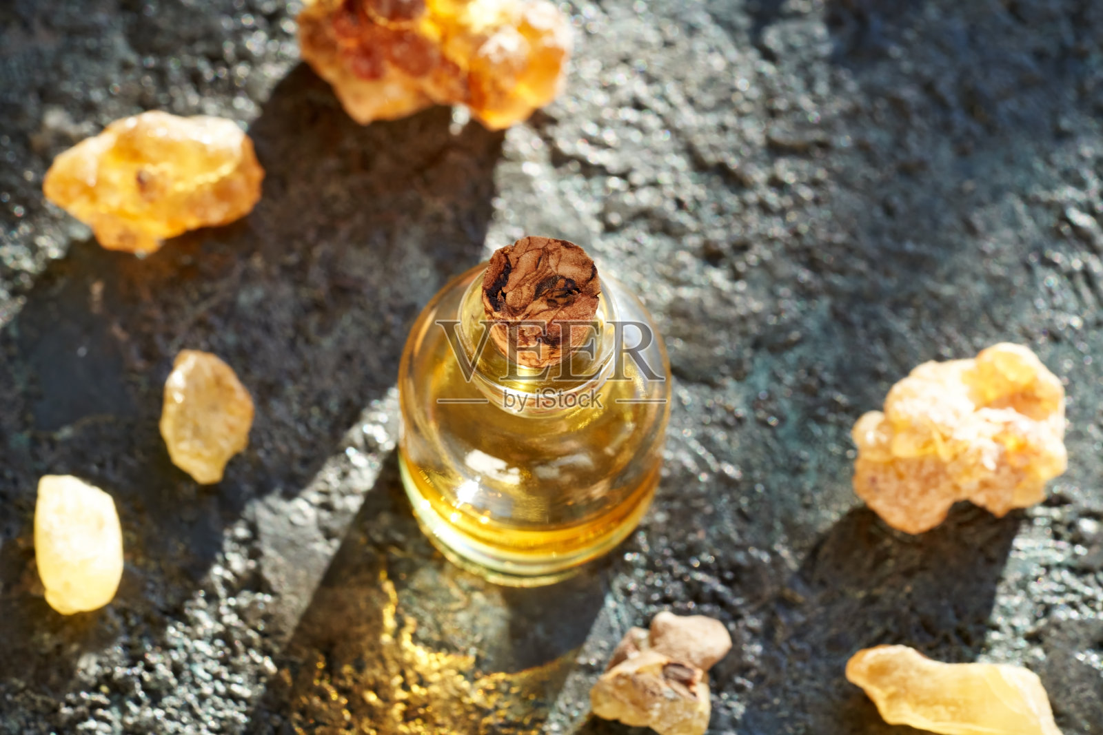 一瓶乳香精油和乳香树脂晶体照片摄影图片