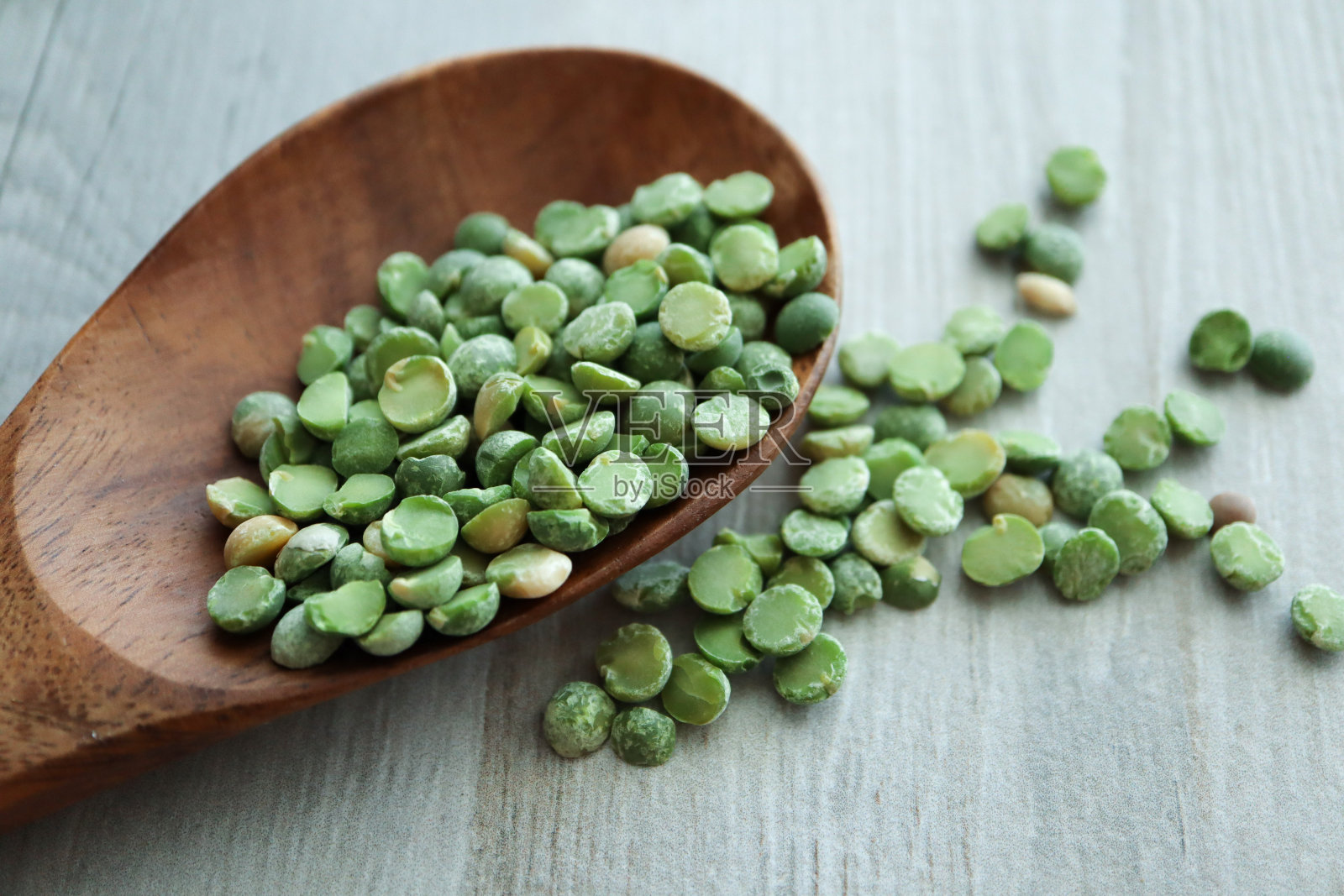 木勺上的绿豌豆照片摄影图片