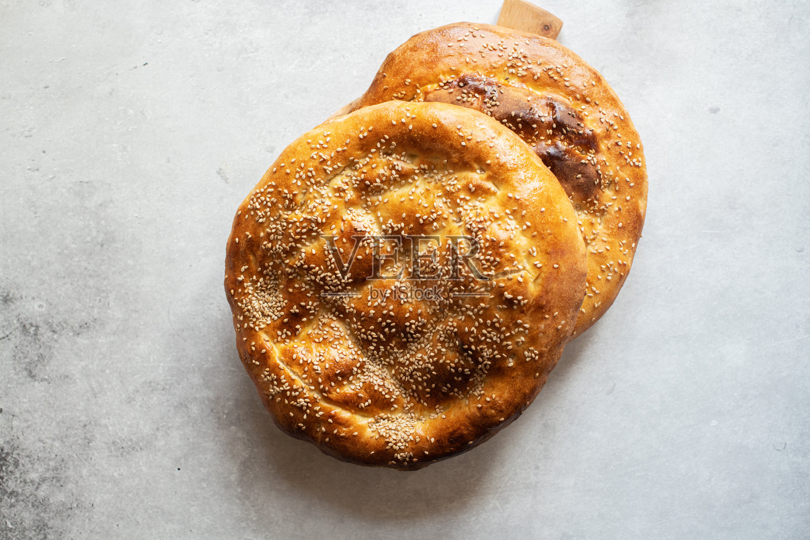 斋月派-土耳其流行的在灰色背景上为胡里斋月的面饼。前视图。照片摄影图片