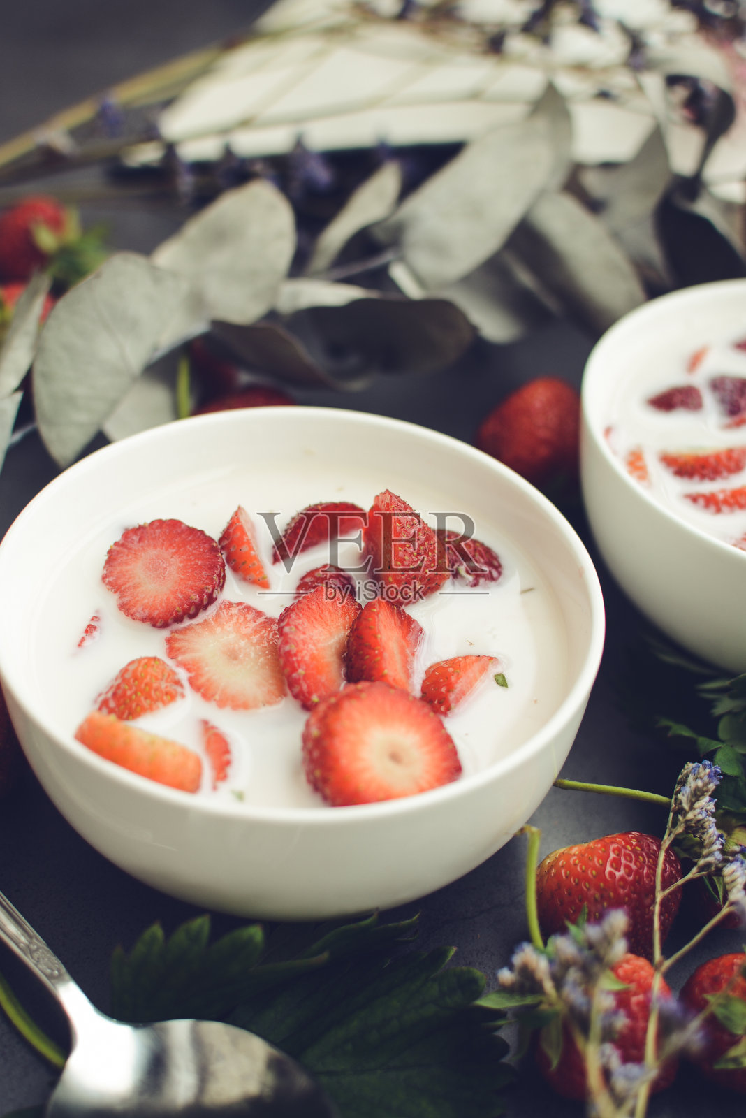 由草莓和有机素食牛奶制成的甜冷汤照片摄影图片