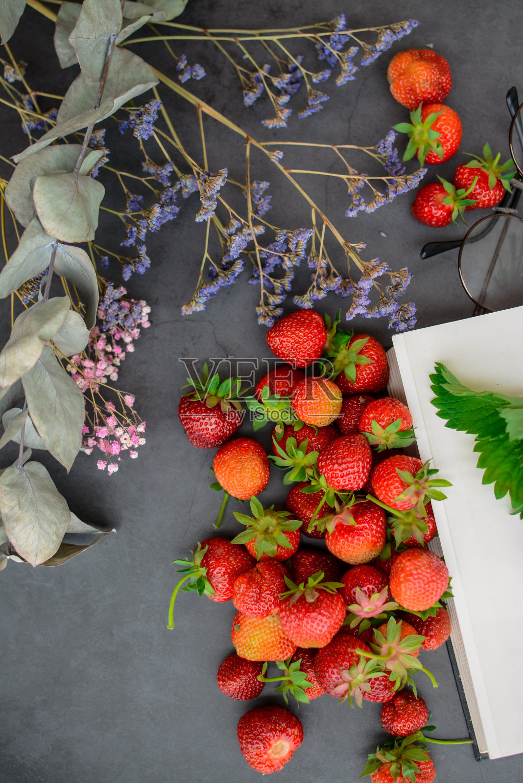 由草莓和有机素食牛奶制成的甜冷汤照片摄影图片