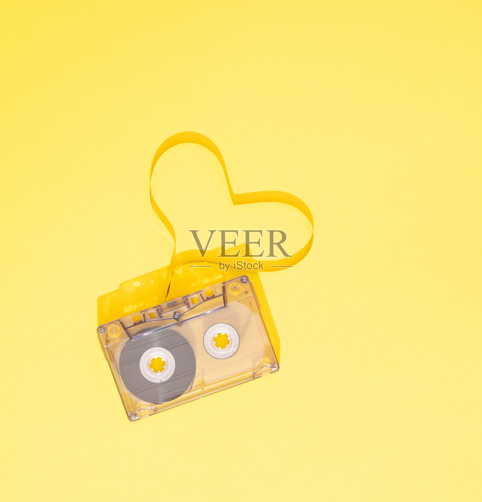 盒式磁带关闭，空白定制标签，孤立和呈现在黄色背景，怀旧90年代的创意设计封面，海报，书，传单，杂志，卡片，网页和印刷照片摄影图片