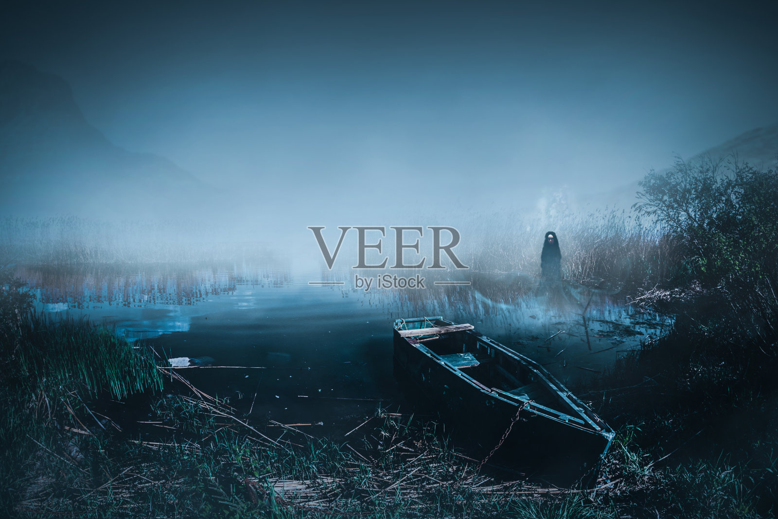 闹鬼的湖，有船，有鬼。照片摄影图片