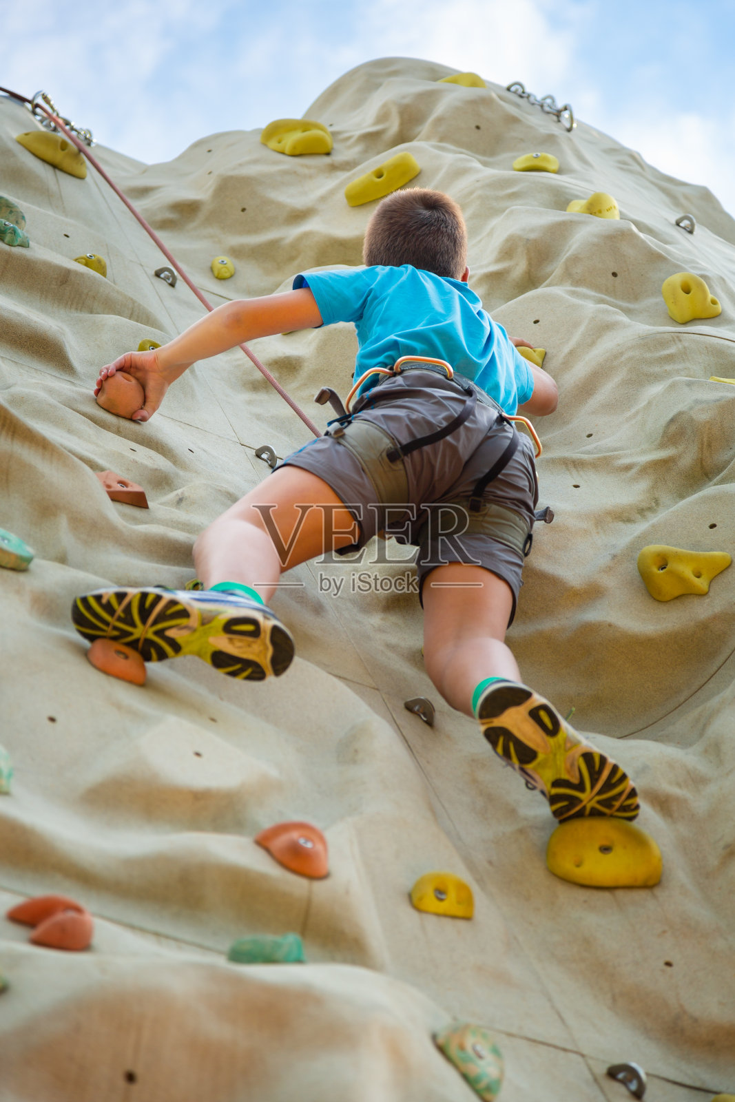 爬墙的男孩照片摄影图片