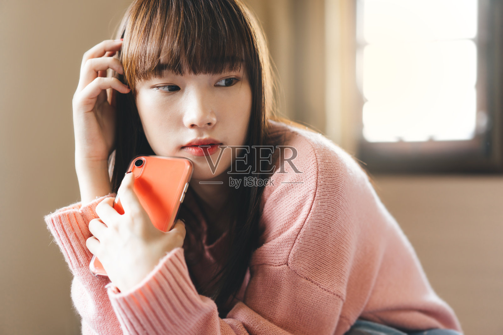 早上拿着智能手机进行远程医疗和心理健康的孤独单身年轻女子照片摄影图片