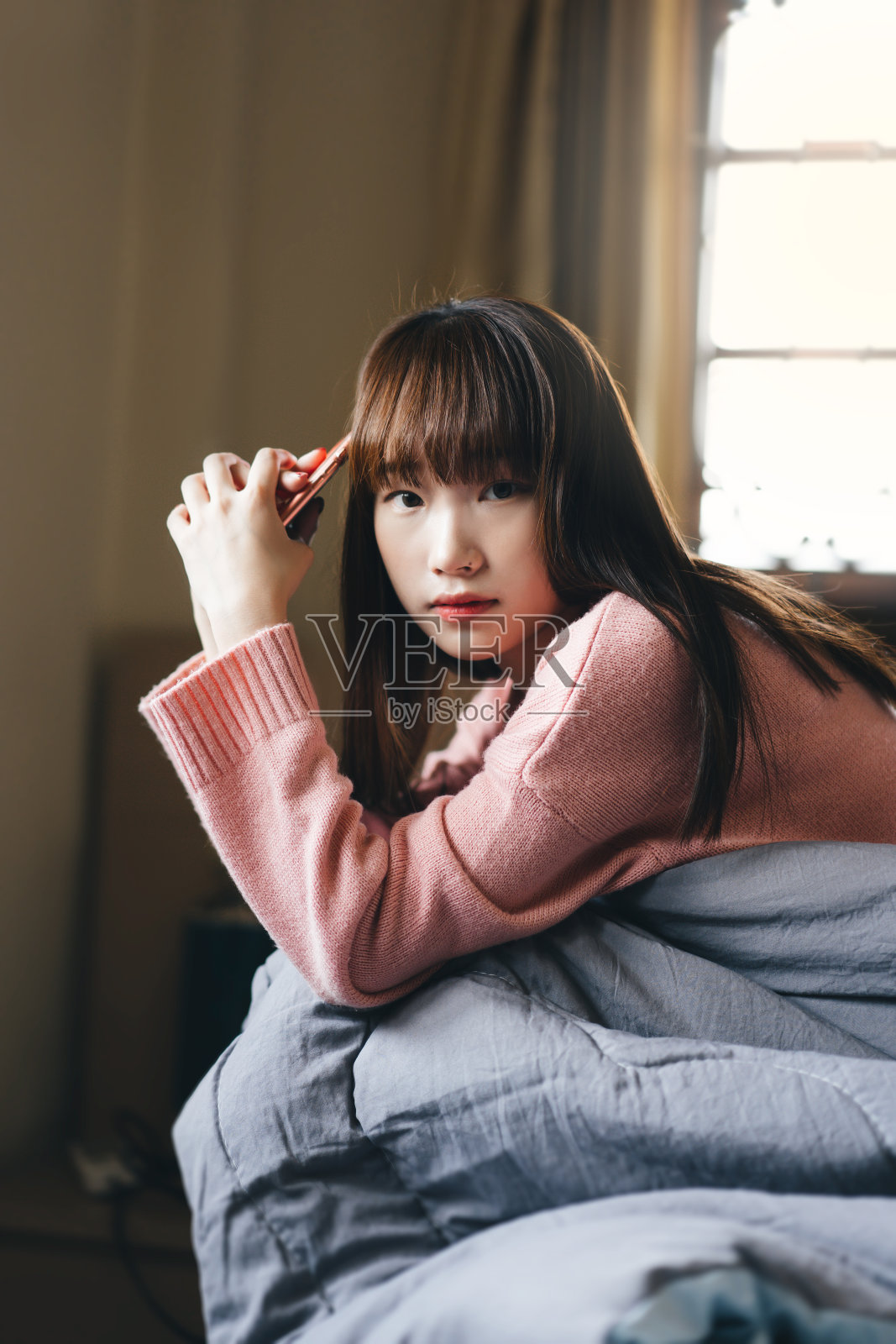 早上拿着智能手机进行远程医疗和心理健康的孤独单身年轻女子照片摄影图片