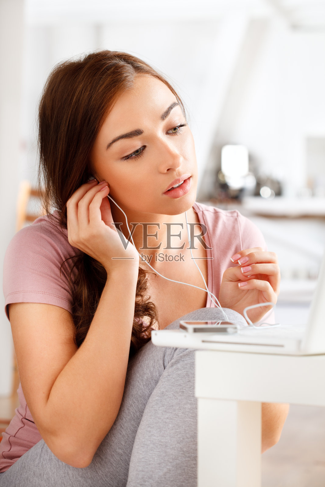 一个年轻女人用手机听音乐的照片照片摄影图片